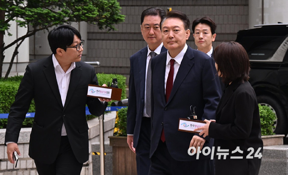 윤석열 전 대통령이 19일 오전 서울 서초구 중앙지방법원에서 열린 내란 우두머리 혐의, 직권남용 권리행사방해 혐의 사건 4차 공판에 출석하고 있다. [사진=사진공동취재단]