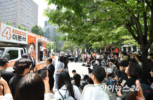 이준석 개혁신당 대선 후보가 30일 오후 서울 마포구 경의선 숲길에서 유세를 하고 있다. [사진=곽영래 기자]