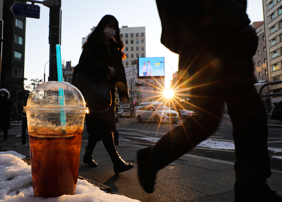 지난 27일 오전 서울 충무로역 인근에 아이스 커피가 얼어있다. [사진=뉴시스]