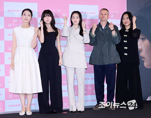 (왼쪽부터)배우 김주령-안서현-김민하-프레드릭 쇨베르 감독-최성재(샤론 최) 각본가가 26일 오후 서울 CGV용산아이파크몰에서 열린 영화 '하나 코리아'(감독 프레드릭 쇨베르) 언론시사회에 참석하고 있다. [사진=정소희 기자]