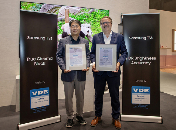 김용재(왼쪽부터) 삼성전자 영상디스플레이사업부 부사장과 스벤 오케(Sven &Ouml;hrke) VDE 마케팅&middot;영업담당 사장이 지난 5일 독일 베를린 IFA 삼성 전시관에서 진행된 화질 우수성 인증 수여식에서 기념 촬영을 하고 있다. [사진=삼성전자]