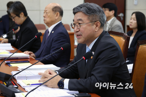 윤호중 행정안전부 장관이 6일 서울 여의도 국회에서 열린 행정안전위원회의 행안부 등에 대한 국정감사에서 의원 질의에 답하고 있다. [사진=곽영래 기자]