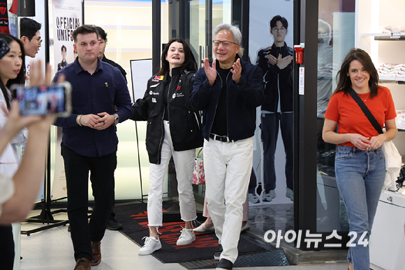 젠슨 황 엔비디아 최고경영자 CEO가 5일 서울 마포구 PC방 T1 베이스 캠프에서 &lsquo;페이커&rsquo; 이상혁을 비롯한 T1 리그 오브 레전드(LoL) 선수단을 만나기 입장하고 있다. [사진=곽영래 기자]