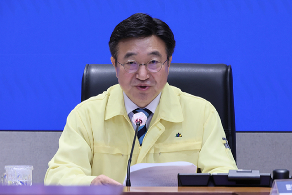 윤호중 행정안전부 장관이 3일 서울 종로구 정부서울청사에서 국가정보자원관리원 행정정보 시스템 화재 관련 중앙재난안전대책본부 9차 회의를 주재하고 있다. [사진=연합뉴스]