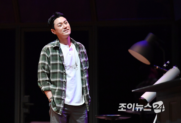 배우 최영준이 25일 오후 서울 종로구 세종문화회관 M씨어터에서 열린 연극 '2시 22분-어 고스트 스토리'(A GHOST STORY) 프레스콜에서 공연을 하고 있다. [사진=곽영래 기자]