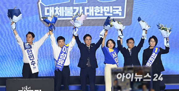 김민석 더불어민주당 신임 당 대표가 17일 대전 컨벤션센터에서 열린 제3회 더불어민주당 정기 전국당원대회에서 당 대표로 선출된 뒤 인사하고 있다.왼쪽부터 최고위원으로 선출된 한민수, 이성윤, 김민석 당 대표, 서미화, 박선원, 최민희 의원. [사진=곽영래 기자]