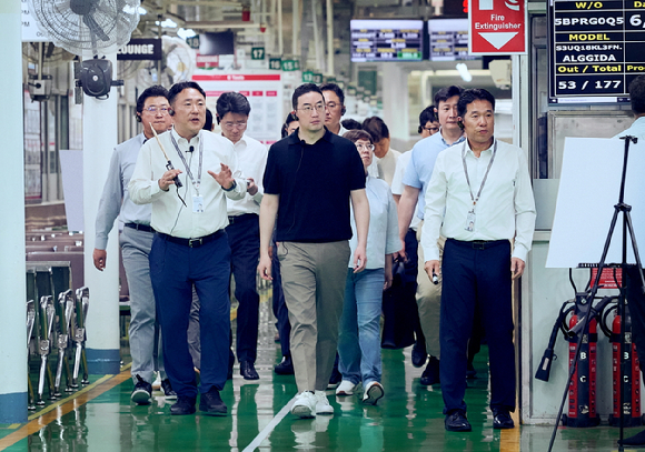 구광모 LG 대표(왼쪽에서 세번째)가 인도 뉴델리에 위치한 LG전자 노이다 생산공장을 찾아 에어컨 생산과정을 살펴보고 있다. [사진=LG]