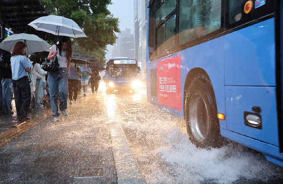 비가 내리는 서울 강남역 인근에서 시민들이 우산을 쓴 채 이동하고 있다. [사진=연합뉴스]