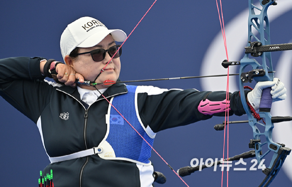 양궁 대표팀 김옥금이 31일(현지시간) 파리 앵발리드에서 열린 2024 파리 패럴림픽 양궁 여자 컴파운드 W1 동메달 결정전에서 체코를 상대로 경기를 펼치고 있다. [사진=사진공동취재단]