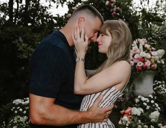 세계적인 팝스타 테일러 스위프트(35)가 미국프로풋볼(NFL) 선수 트래비스 켈시(35)와 2년 교제 끝에 약혼 소식을 알렸다. [사진=테일러 스위프트 인스타그램]