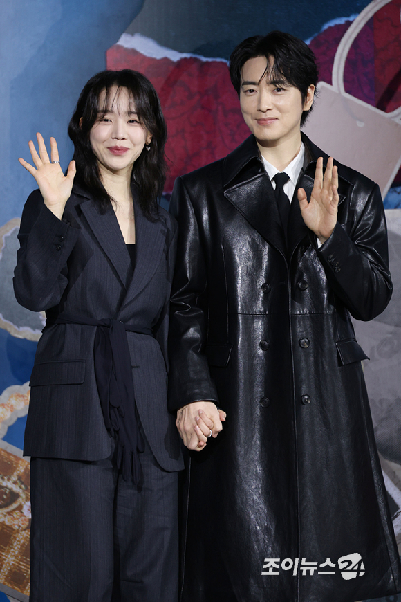 배우 신혜선, 이준혁이 10일 오전 서울 중구 장충동 앰배서더 서울 풀만 호텔에서 열린 넷플릭스 시리즈 '레이디 두아' 제작발표회에 참석해 포즈를 취하고 있다. [사진=문수지 기자]