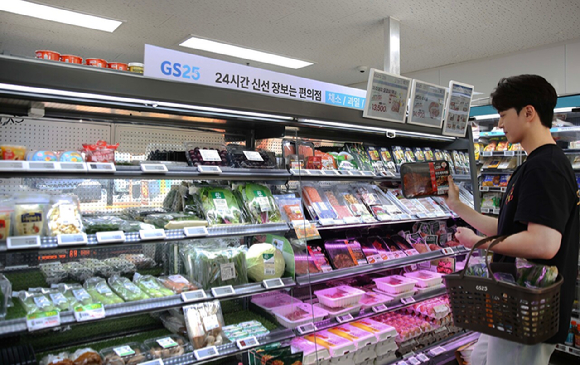 GS25 신선강화형매장에서 모델이 저당 한돈제육볶음을 구매하고 있다. [사진=GS리테일]
