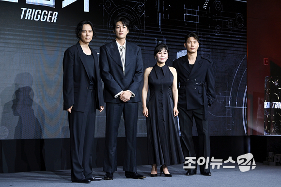 배우 김남길, 김영광, 길해연, 박훈, 권오승 감독이 22일 오전 서울 마포구 호텔 나루 서울 엠갤러리에서 열린 냇플릭스 시리즈 '트리거' 제작발표회에 참석해 포즈를 취하고 있다. [사진=문수지 기자]
