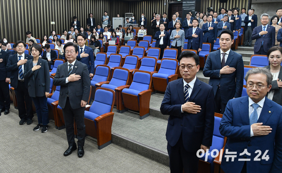 이재명 더불어민주당 대표와 박광온 원내대표가 지난 3일 국회에서 열린 민주당 의원총회에서 국기에 대한 경례를 하고 있다. [사진=김성진 기자]