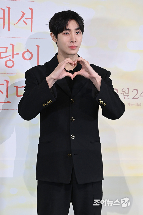 배우 추영우가 22일 오후 서울 용산구 CGV용산아이파크몰점에서 열린 영화 '오늘 밤, 세계에서 이 사랑이 사라진다 해도'(감독 김혜영) 언론시사회에 참석해 포즈를 취하고 있다. [사진=문수지 기자]