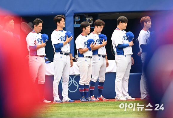 7일 일본 가나가와현 요코하마 스타디움에서 2020 도쿄올림픽 야구 한국과 도미니카공화국의 동메달결정전이 펼쳐졌다. 한국 야구대표팀이 국민의례를 하고 있다.