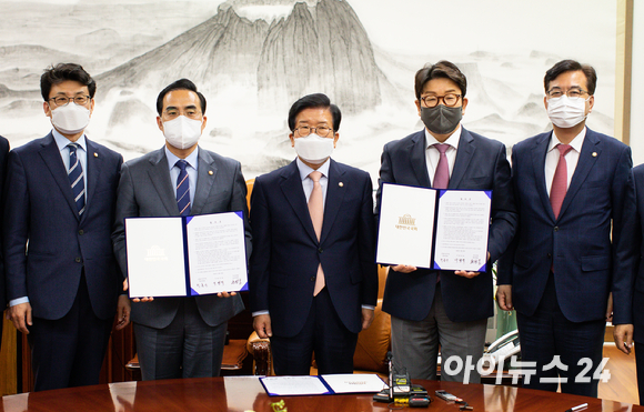 박병석 국회의장(가운데)과 더불어민주당 박홍근(왼쪽 두 번째), 국민의힘 권성동 원내대표(왼쪽 네 번째)가 22일 서울 여의도 국회에서 '검수완박(검찰 수사권 완전 박탈)' 법안 관련 국회의장 중재안에 합의한 후 합의문을 들고 기념촬영을 하고 있다. 왼쪽부터 진성준 더불어민주당 원내수석부대표, 박 원내대표, 박 의장, 권 국민의힘 원내대표, 송언석 원내수석부대표. [사진=김성진 기자]