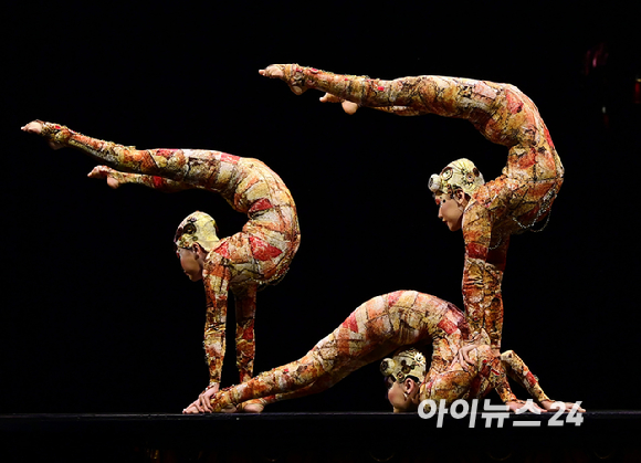 15일 오후 서울 잠실종합운동장 내 빅탑에서 열린 태양의서커스 '쿠자(KOOZA)' 프레스 컨퍼런스에서 배우들이 환상적인 무대를 선보이고 있다. [사진=정소희 기자]