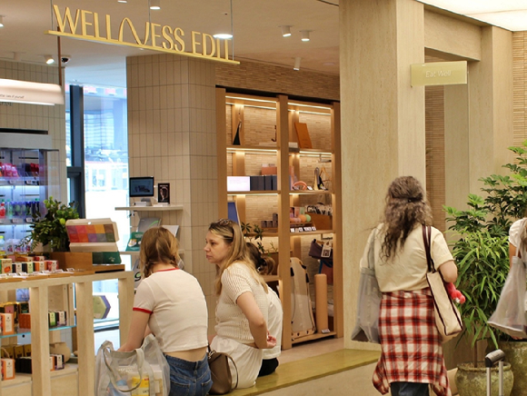 서울시 성동구 '올리브영N 성수' 매장의 '웰니스 에딧'관에서 외국인 관광객들이 쇼핑하고 있다. [사진=CJ올리브영]