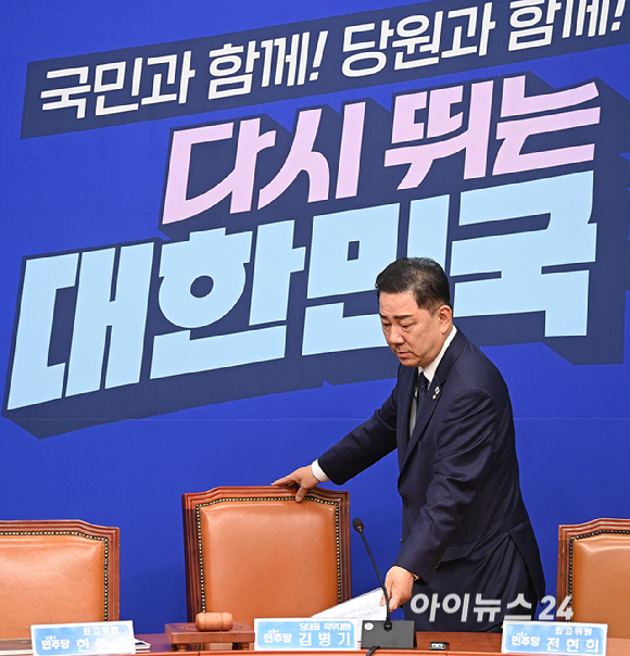 김병기 더불어민주당 당대표 직무대행 겸 원내대표가 28일 오전 서울 여의도 국회에서 열린 최고위원회의에 참석하고 있다. [사진=곽영래 기자]