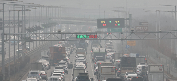 설 연휴 전날인 13일 서울 마포구 강변북로 구리방향 전광판에 초미세먼지 비상저감조치로 인한 배출가스 5등급 운행제한 단속 안내가 표시되고 있다. [사진=연합뉴스]