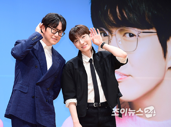 가수 성시경과 멜로망스 정동환(밴드마스터)이 27일 오전 서울 영등포구 KBS에서 열린 KBS2 뮤직 토크쇼 '더 시즌즈-성시경의 고막남친' 제작발표회에 참석하고 있다. [사진=정소희 기자]