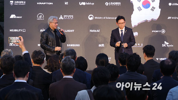 젠슨 황 엔비디아 최고경영자(CEO)가 8일 서울 중구 신라호텔에서 열린 '엔비디아 코리아 AI 에코시스템 리셉션'에 참석해 스피치를 하고 있다. [사진=정소희 기자]