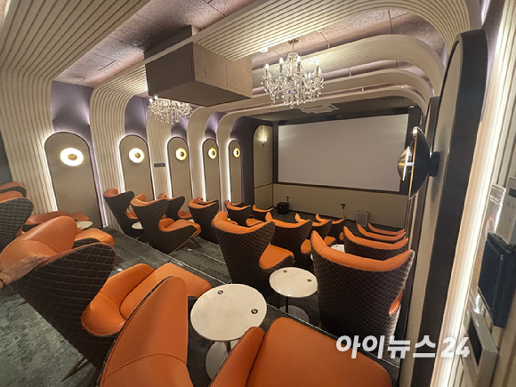 로열파크씨티 커뮤니티 시설인 실내 수영장 내부 모습. [사진=김민지 기자]