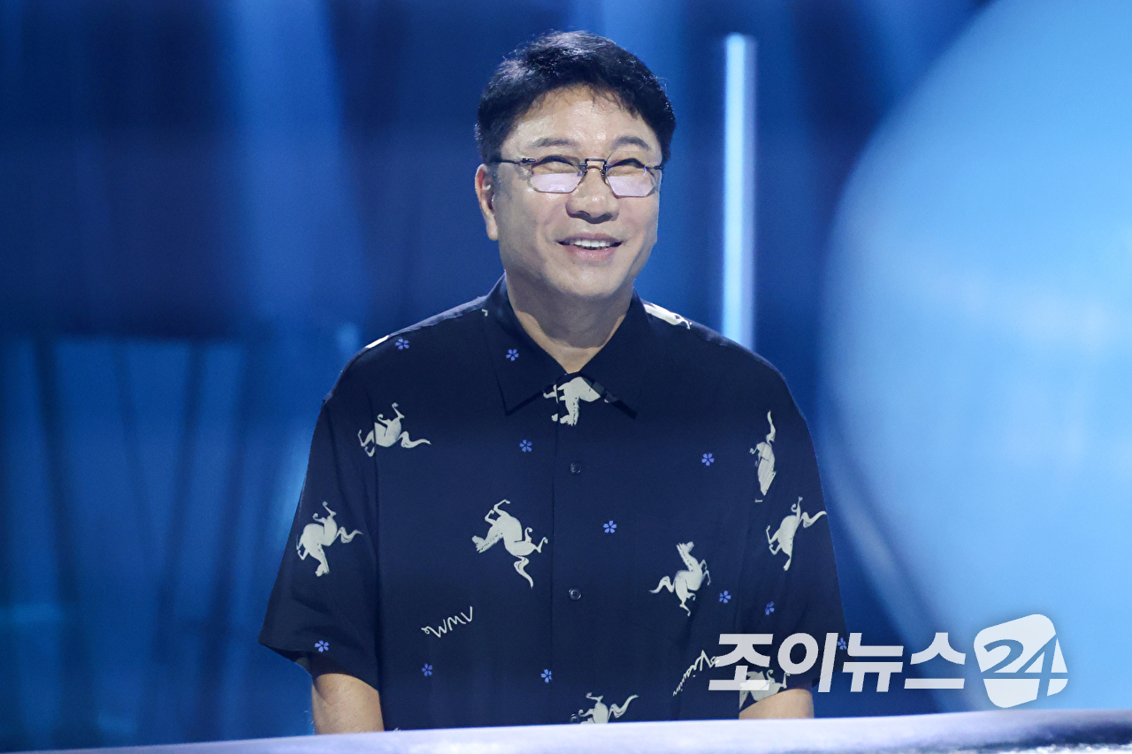 이수만 A2O엔터테인먼트 비저너리 리더 겸 키 프로듀서가 12일 오후 경기도 고양시 일산 킨텍스에서 진행된 A2O 소울(A2O SOUL)&middot;A2O 라이트(A2O LITE)의 데뷔쇼 '웰컴 투 소울라이트 프롬 A2O 소울 A2O 라이트(WELCOME TO SOULITE From A2O SOUL A2O LITE)' 행사에 참석해 인사를 하고 있다. [사진=문수지 기자]