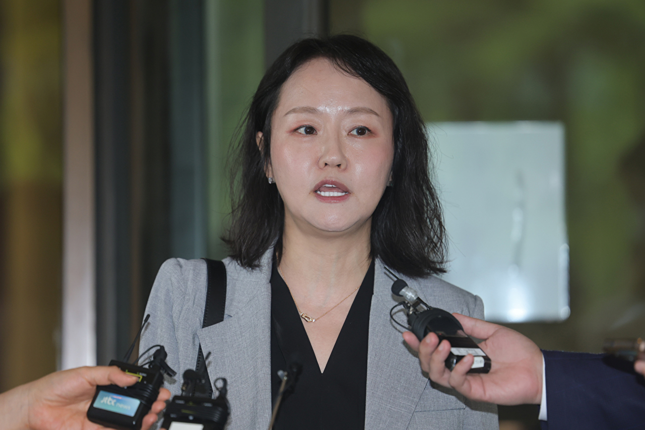 윤석열 전 대통령의 고위공직자범죄수사처(공수처) 체포방해 등 혐의 사건 상고심 선고기일인 9일 서울역에서 시민들이 관련 방송을 지켜보고 있다. 이날 대법원 3부(주심 이숙연 대법관)는 윤 전 대통령에게 징역 7년을 선고한 원심판결을 확정했다. 2026.7.9 [사진=연합뉴스]