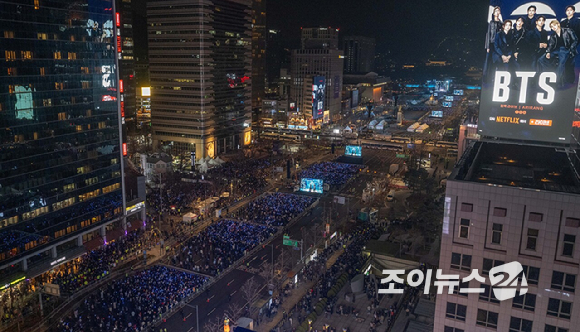 방탄소년단(BTS)이 21일 오후 서울 광화문 광장에서 정규 5집 '아리랑(ARIRANG)' 앨범 발매를 기념해 컴백 무대를 선보이고 있다. [사진=사진공동취재단]
