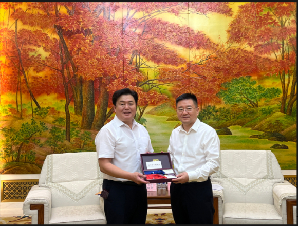 임병택 시흥시장(왼쪽)과 국제교류전문관 등 총 5명으로 구성된 시 대표단이 25일 중국 길림시 인민정부 회의실에서 왕길 길림시장과 만나 양 도시 간 협력 방안 등을 논의하고 있다. [사진=시흥시]