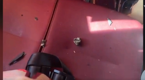 수십 명의 대학생을 태운 통학버스가 고속도로를 달리던 도중 타이어가 터졌음에도 멈추지 않고 계속 주행해 논란이 되고 있다. 사진은 사고 당시 버스 모습. [사진=MBC]