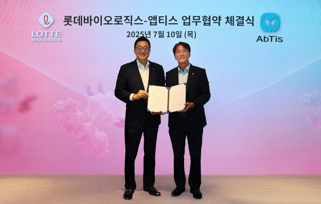 제임스박 롯데바이오로직스 대표이사(왼쪽)와 한태동 앱티스 대표이사가 업무협약 체결식에서 기념사진을 촬영하고 있다. [사진=롯데바이오로직스 제공]