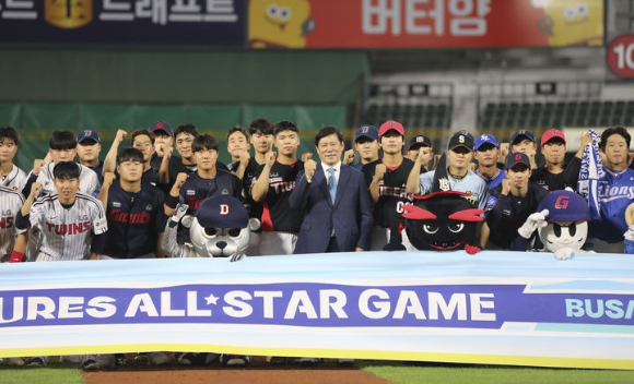 지난 7월 14일 사직구장에서 열린 2023 KBO 퓨처스 올스타전 북부리그와 남부리그 경기가 끝난 뒤 허구연 KBO 총재가 퓨처스 올스타 출전 선수들과 함께 기념촬영하고 있다. [사진=뉴시스]