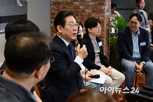 이재명 더불어민주당 대선 후보가 29일 서울 성동구 한 공유사무실에서 열린 '혁신성장의 씨앗, 스타트업 레벨업!' 간담회에서 발언을 하고 있다. [사진=곽영래 기자]