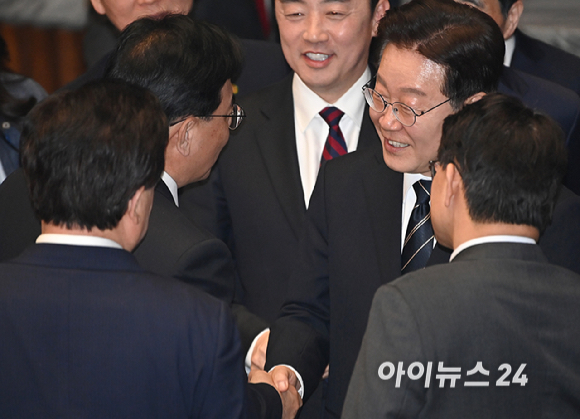 이재명 대통령이 2일 서울 여의도 국회 본회의장에서 중동 사태 대응 등을 위한 추가경정예산안에 대한 시정연설을 마친 뒤 국민의힘 의원들과 악수를 하고 있다. [사진=곽영래 기자]