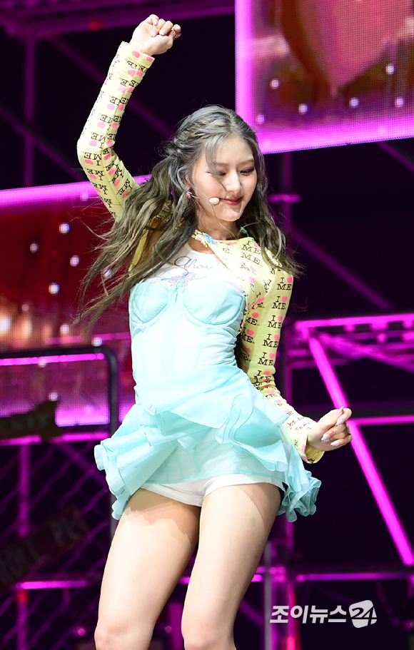 그룹 키스오브라이프 하늘이 6일 오후 서울 용산구 블루스퀘어에서 열린 키스오브라이프(KISS OF LIFE)새 싱글 앨범 'Who is she' 발매 기념 쇼케이스에 참석해 수록곡 'Don&lsquo;t Mind Me' 무대를 선보이고 있다. [사진=정소희 기자]