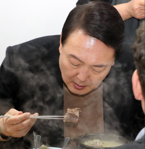 지난 2022년 당시 윤석열 대통령이 당선 이후 첫 외부 공식일정으로 서울 남대문 시장을 찾아 상인회 회장단과 간담회를 마친 뒤 식당에서 식사를 하고 있다. [사진=국회사진기자단]