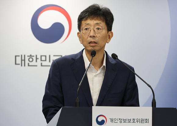 양청삼 개인정보보호위원회 개인정보정책국장이 지난 17일 서울 종로구 정부서울청사에서 '인공지능(AI) 개발·서비스를 위한 공개된 개인정보 처리 안내서' 브리핑을 하고 있다. [사진=뉴시스]