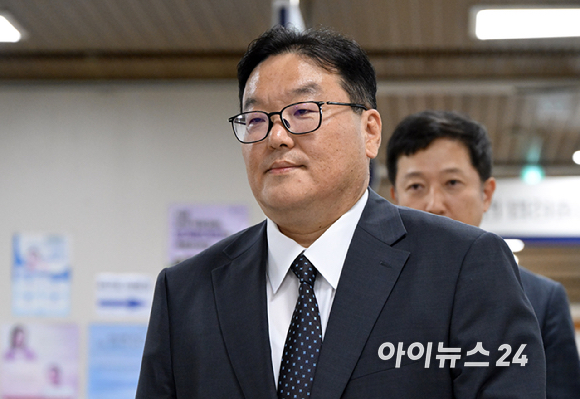'쿠팡 퇴직금 미지급 사건'을 무혐의 처분하도록 외압을 행사한 혐의를 받는 엄희준 광주고검 검사가 16일 서울 서초구 서울중앙지법으로 출석하고 있다. [사진=사진공동취재단 ]