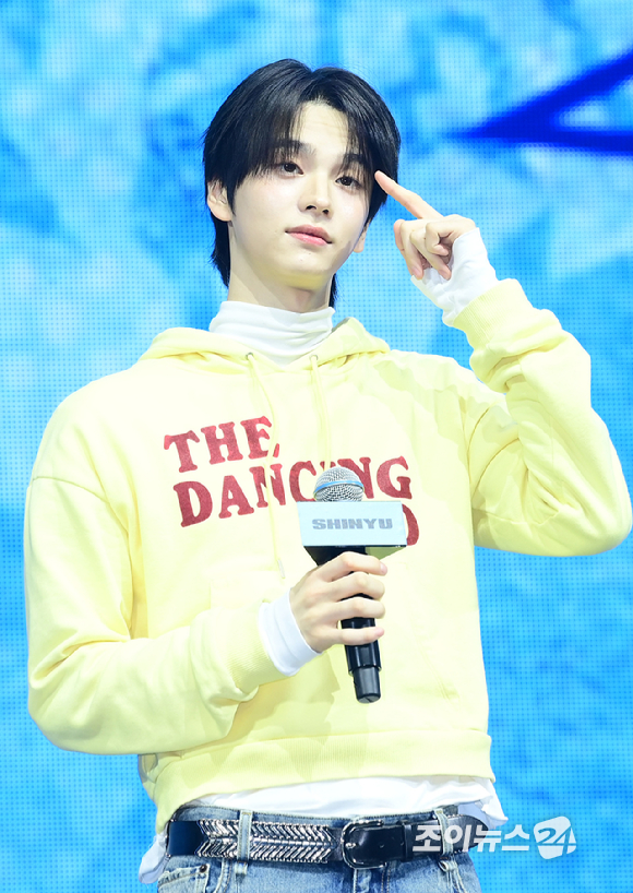 그룹 투어스 신유가 13일 오후 서울 광진구 예스24라이브홀에서 열린 투어스(TWS) 네 번째 미니앨범 'play hard' 발매 쇼케이스에 참석하고 있다. [사진=정소희 기자]