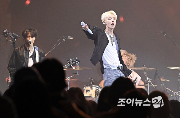 에이엠피(AxMxP)가 21일 오후 서울 송파구 잠실학생체육관에서 열린 '2026 JOY콘서트 - 보이스 오브 스프링(Voice of spring)'에서 멋진 무대를 선보이고 있다.고품격 엔터테인먼트 경제지 조이뉴스24와 인터넷종합지 아이뉴스24가 주최하는 '보이스 오브 스프링'은 올해로 세 번째를 맞았다. 이번 공연엔 엔플라잉(N.Flying/이승협, 차훈, 김재현, 유회승, 서동성), 소란(SORAN/고영배), 에이엠피(AxMxP/하유준, 김신, 크루, 주환)가 함께해 현장감이 넘치는 밴드 사운드로 관객과 열렬히 교감했다. [사진=곽영래 기자]