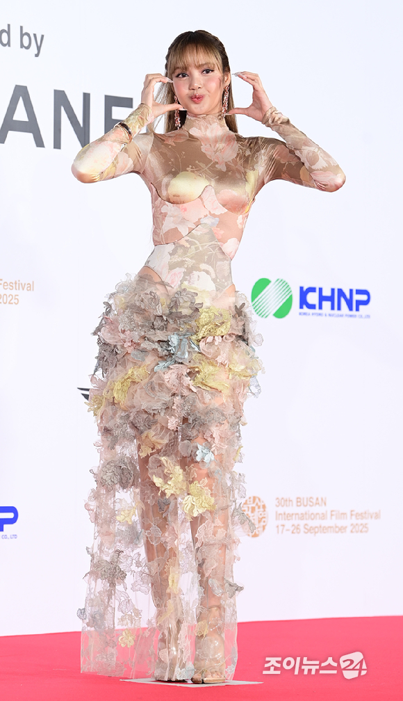 블랙핑크 리사가 17일 오후 부산광역시 해운대구 영화의 전당에서 열린 제30회 부산국제영화제 개막식 레드카펫 행사에 참석하고 있다. [사진=정소희 기자]
