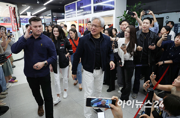 젠슨 황 엔비디아 최고경영자 CEO가 5일 서울 마포구 PC방 T1 베이스 캠프에서 &lsquo;페이커&rsquo; 이상혁을 비롯한 T1 리그 오브 레전드(LoL) 선수단을 만나기 입장하고 있다. [사진=곽영래 기자]