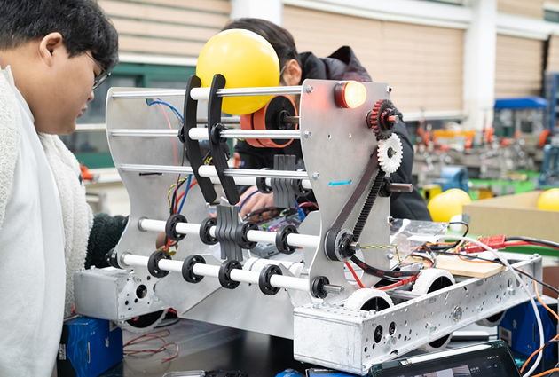 로보락은 청소년들이 로봇 기술을 직접 설계&middot;제작하며 학습할 수 있는 교육 환경 조성을 목표로 사회공헌 활동을 전개한다. [사진=로보락]