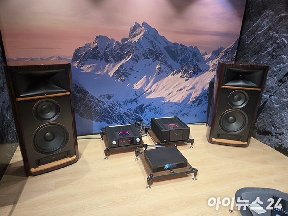 데이비드 글로브키 하만 프로페셔널&middot;럭셔리 오디오 홍보&middot;마케팅 담당이 인사말을 하고 있다. [사진=황세웅 기자]