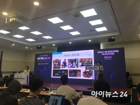 (왼쪽부터) 이승훈 게임이용자보호센터장과 김성회 유튜버, 이철우 한국게임이용자협회장, 쿠팡e스포츠팀의 김민준 선수, 김규민 선수. [사진=문영수 기자]