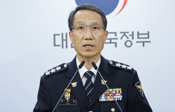 유재성 경찰청장 직무대행(오른쪽)이 지난 7월 16일 서울 종로구 정부서울청사에서 열린 경찰 수사 내부비리 근절 및 민주적 통제 강화 관련 윤호중 행정안전부 장관 대국민 담화문 발표가 끝난 뒤 기자들의 질문에 답하고 있다. 2026.7.16 [사진=연합뉴스]