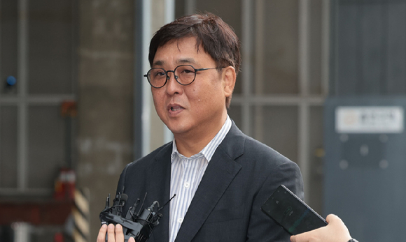 최휘영 문화체육관광부 장관 후보자가 14일 서울 종로구에 마련된 인사청문회 준비 사무실로 첫 출근하며 취재진 질문에 답하고 있다. [사진=연합뉴스]